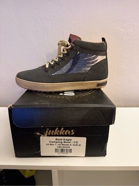 inkkas Bald Eagle M 7 W9 High-Top Boot in gray and tan with blue wing detail